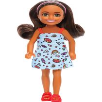 Boneca Barbie Família - Chelsea Club - Menina Morena Vestido Azul Hxm97