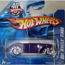 *Embalagem danificada* Hot Wheels Stars - 1940 Ford