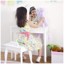 Penteadeira infantil Guidecraft Classic White Vanity branca com espelho triplo e banqueta em madeira