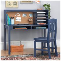 Escrivaninha infantil Guidecraft Kids’ Media Desk azul marinho com hutch, nichos e cadeira em madeira para estudo e uso de computador